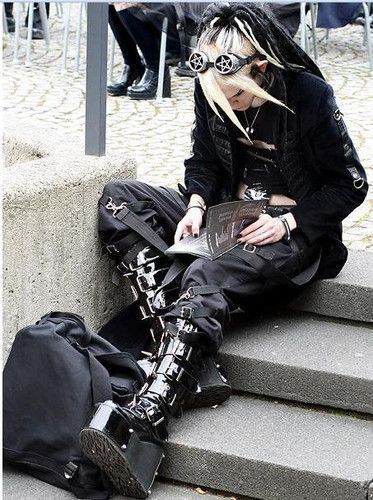 Alternative Boots, Cybergoth Fashion, Punk Fashion Mens, Goth Guy, Gothic Men, Alt Outfits, Fashion Grunge, Estilo Punk, New Rock