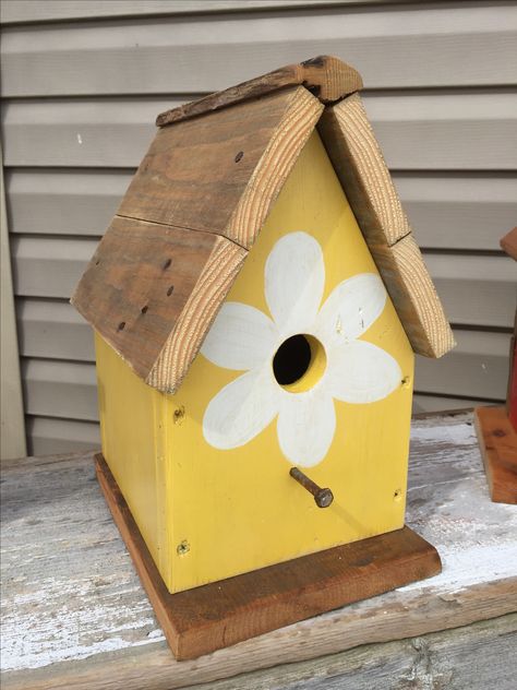 Wood Birdhouses Diy, Paint Bird Houses Ideas, Bird Houses Painted Easy, Diy Painted Birdhouses Ideas Easy, Painted Birdhouses Ideas Simple, Painted Wood Bird Houses, Bird House Designs Paint, Painted Bird Houses Ideas Diy, Wood Birdhouse Painting Ideas