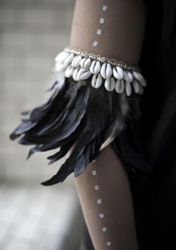 Feather armband, hippie style. Shells. For more follow www.pinterest.com/ninayay and stay positively #pinspired #pinspire @ninayay Boho Colors, Feather Crown, Costume Africain, Ethno Style, Love Warriors, Bohol, Feather Jewelry, Tahiti, Headdress