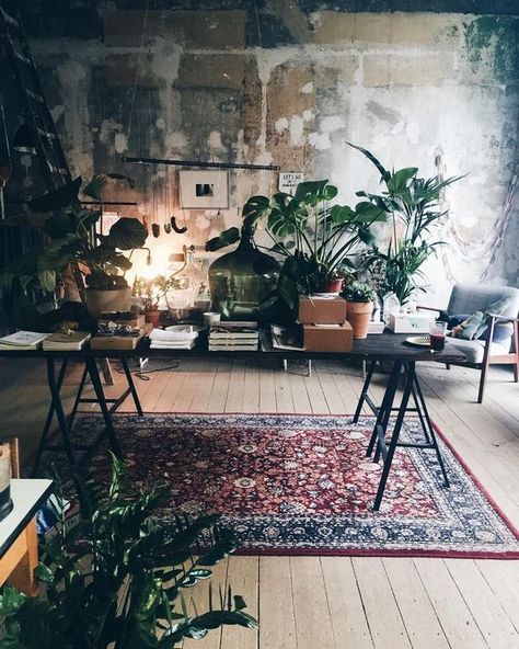 Creative Studio Space, Lots Of Plants, Interior Boho, Farmhouse Flooring, Vintage Industrial Decor, Persian Carpets, Bohemian Interior, Circle Rug, Cool Ideas