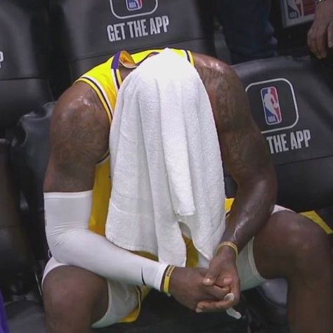 Nba Funny, Joker Images, Kobe Bryant Wallpaper, Basketball Photography, Nba Pictures, Asap Rocky, Funny Profile, Basketball Pictures, Kyrie Irving