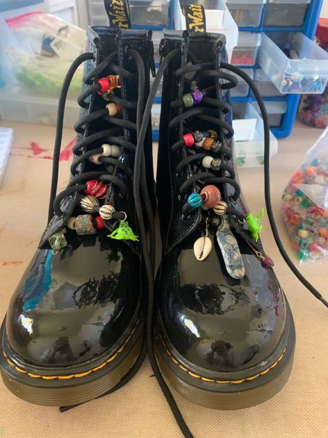 Doc Martens Beads, Customized Doc Martens, Beads On Laces, Mode Shoes, Estilo Hippy, Shoe Inspo, Shoe Charms, Doc Martens, Suho