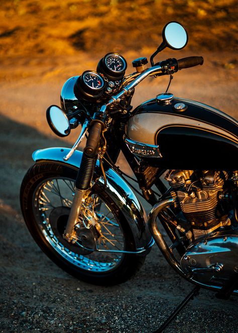 Detailing a Classic Triumph Bonneville Motorcycle — Moto Zuc - Motorcycles and Thoughts Honda Classic Motorcycle, Motorbike Classic, Bonneville Motorcycle, Vintage Motorcycle Photos, Motor Classic, Triumph Motorbikes, Triumph Motorcycle, Harley Davidson Knucklehead, Triumph Bikes