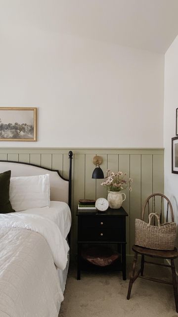 Wanescoating Bedroom, Small Bedroom Wainscoting Ideas, Dark Green Beadboard Bedroom, Wood Wainscoting Bedroom, Partial Paneled Walls, Diy Wall Wood Panel Bedroom, Painted Beadboard Walls Bedroom, Half Bead Board Walls Bedroom, Panneling Rooms Bedroom Green