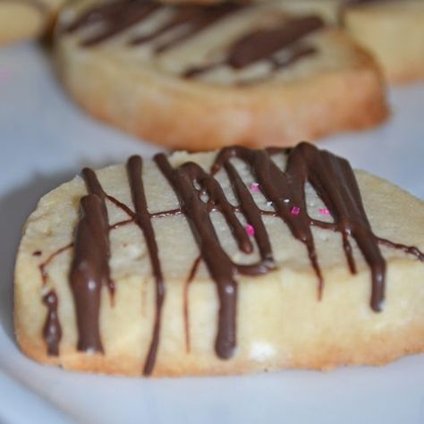 Coconut Oil Cookies, Vegan Shortbread Cookies, Vegan Shortbread, Cannibis Recipes, Baking With Coconut Oil, Recipe Cookies, Coconut Oil Recipes, Shortbread Cookie Recipe, Shortbread Cookie