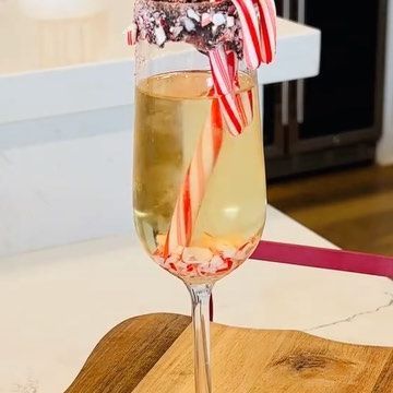 Jessica Neff on Instagram: "Peppermint Bark Mimosa 🥂❤️ Ingredients: 1/2 oz peppermint schnapps @dekuypercocktails 1 bottle of sparkling wine, Champagne or Prosecco Candy Canes Melted Chocolate and crushed peppermint for the rim Cheers 🫶🏻🥂 #peppermint #chocolate #mimosa #mimosas #champagne #cocktails #winterdrinks #christmasdrinks #holidaydrinks #peppermintmocha #mocha #cocktail #cocktailrecipes #dranks #brunchtime #brunching #holidayseason #cheers" Peppermint Bark Mimosa, Sugar Plum Mimosa, Mistletoe Mimosa Ice Cube, Mocha Cocktail, Poinsettia Drink Champagne, Sparkling Rose Mimosa, Mimosa Ingredients, Peppermint Schnapps, Crushed Peppermint