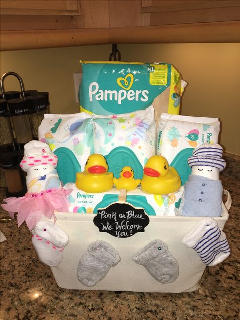 Wipe Cake Shower Gifts, Baby Wipes Gift Ideas, Diaper And Wipes Shower Ideas, Diapers And Wipes Baby Shower Ideas, Regalos Para Baby Shower Ideas, Regalos Baby Shower Originales, Diaper Gift Basket, Gift Basket For Baby Shower, Baby Gift Packs