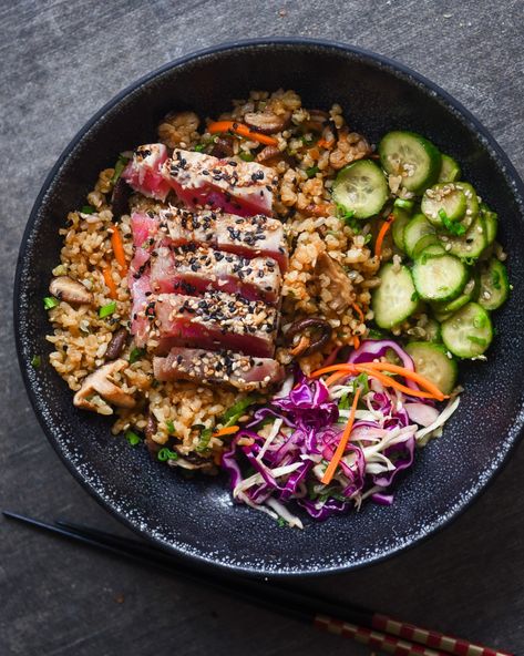 Tuna Steak Sushi Bowl, Seared Tuna Bowl Recipe, Grilled Tuna Poke Bowl, Asian Tuna Bowl, Ahi Tuna Noodle Bowl, Seared Tuna Rice Bowl, Ahi Tuna Ideas, Tuna Steak Rice Bowl, Asian Ahi Tuna Steak Recipe