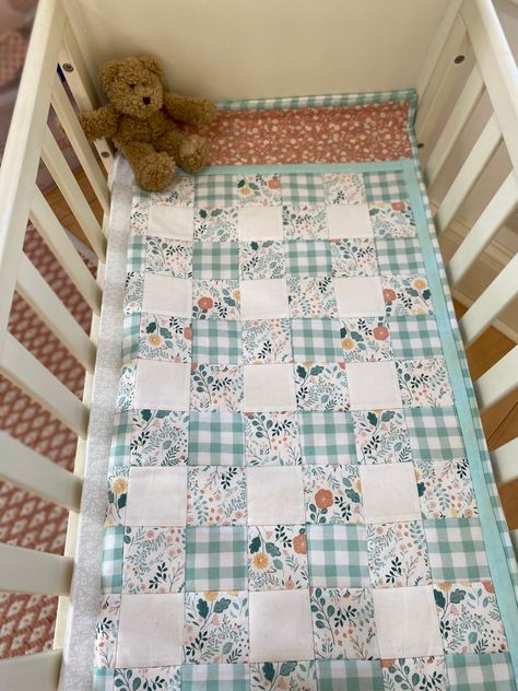 Baby Girl Quilt Ideas, Gingham Quilts, Blue And Green Quilt, Thimbleberries Quilts, Quilts For Babies, Gender Neutral Baby Quilt, Quilt Flowers, Quilting Guides, Blue Green Fabric