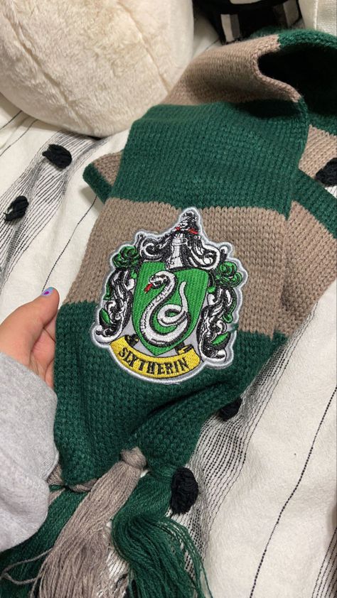 Slytherin Gifts, Slytherin Scarf, Random Wishlist, Slytherin Crest, Harry Potter Accessories, Harry Potter Baby, Images Harry Potter, Winter Looks, Hogwarts