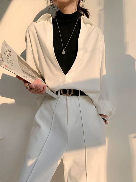 White V-neck v neck shirt long-sleeved shirt -Mmia Undershirt Outfit Long Sleeve, Shirt Layering Outfit, Fall Aesthetics, Fancy Short Dresses, Formal Chic, Modesty Outfits, Black White Outfit, Future Style, V Neck Shirt