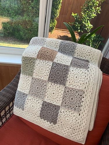 Ravelry: spinnyknitter's Sunburst Granny Square Blanket Granny Square Blanket Aesthetic, Granny Squares Pattern Free, White Granny Square Blanket, Crochet Granny Square Blanket Pattern, Easy Crochet Blanket Tutorial, Granny Square Blankets, Granny Square Blanket Pattern, Square Blanket Pattern, Crochet Blanket Tutorial