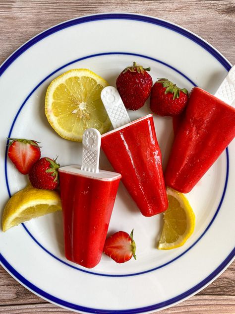 The Best Strawberry Lemonade Popsicles Homemade Strawberry Popsicles, Lemonade Popsicles, Strawberry Popsicles, Milk Strawberry, Strawberry Muffins, Homemade Popsicles, Popsicle Molds, Popsicle Recipes, Dinner Appetizers