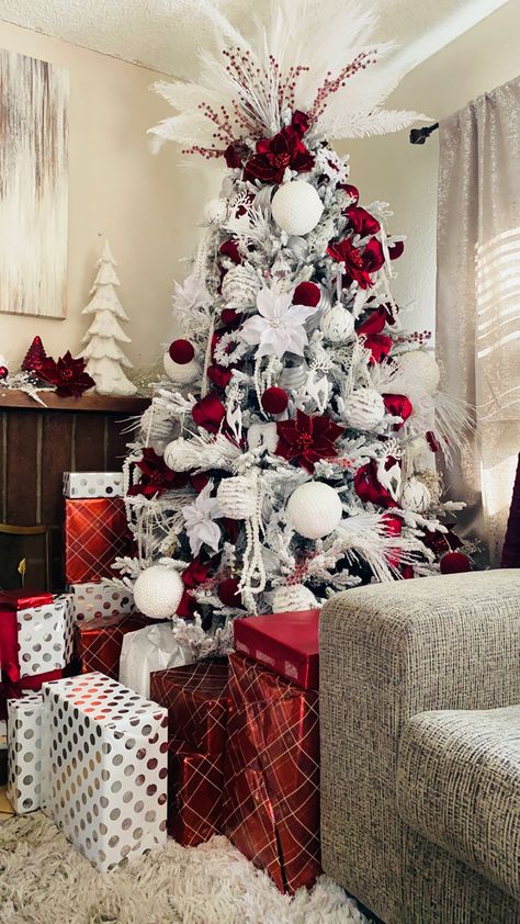 Christmas Tree Themes Colors Red White, Burgundy And Champagne Christmas Tree, Flocked Tree With Red Decor, Red And Silver Christmas Tree, Red White Christmas Tree, Creative Christmas Tree Ideas, Salon Christmas, Champagne Christmas Tree, Red And White Christmas Tree