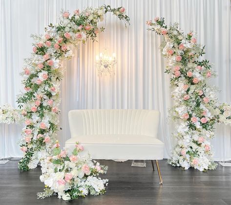 Round Floral Backdrop, Wedding Backdrop 2023, Mini Pelamin Nikah, Floral Stage Decoration, Party Decorations White, Dekor Lamaran, Arched Backdrop, Floral Mehndi, Engagement Stage Decoration