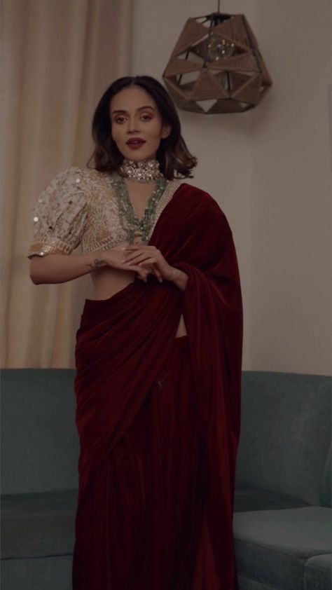 90s Saree Aesthetic, Komal Pandey Saree Outfits, Maroon Wedding Saree, Komal Pandey Saree, Maroon Saree Look, Komal Pandey, Velvet Saree, Saree Wearing Styles, Indian Sari Dress