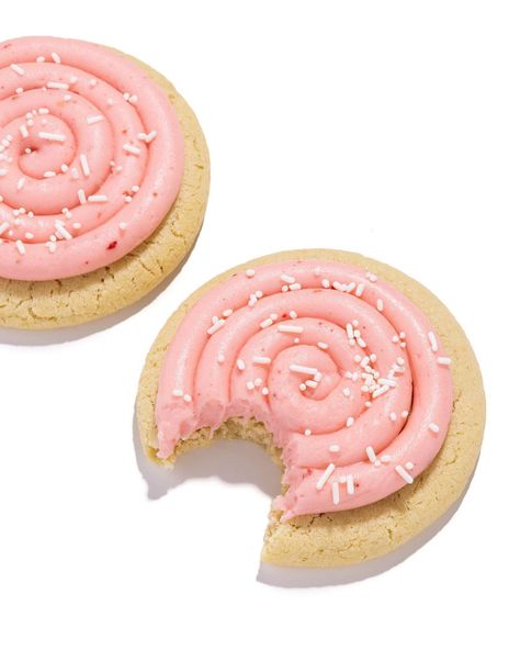 Crumbl Cookies on Instagram: “Can we make some noise for Strawberry Cupcake!? 👏 This is a vanilla cupcake cookie with a heavenly swirl of strawberry cream cheese��…” Strawberry Vibes, Crumble Cookies, Strawberry Cream Cheese Frosting, Sweet Bakes, Strawberry Cupcake, Decorator Frosting, Cupcake Cookie, Crumbl Cookies, Portfolio Theme