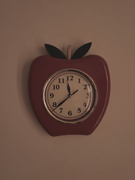 12 Am Clock Aesthetic, Applecore Aesthetic, Vintage Clock Aesthetic, Apple Clock, Meulin Leijon, Clock Aesthetic, Rooms Decoration, Apple Aesthetic, Aesthetic Clock