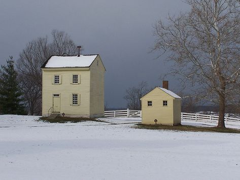 Shaker House, Salt Box House, Saltbox Houses, Water House, Night Pictures, Amish Country, Bath House, Shaker Style, White Houses