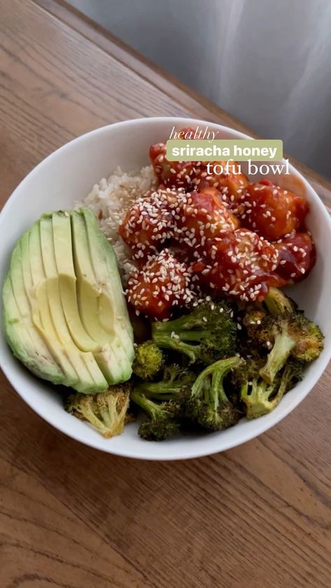 oatsfairy on Instagram: sriracha honey tofu bowl this bowl is loaded with delicious sriracha honey tofu, brown rice, avocado, & roasted broccoli! recipe: -1/3… Tofu Avocado Bowl, Erewhon Recipes, Honey Tofu, Vegetarian Junk Food, Rice Avocado, Tofu Bowl, Roasted Broccoli Recipe, Healthy Aesthetic, Fitness Recipes