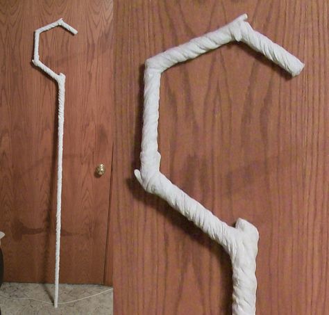 jacks staff DIY Jack Frost Staff, Staff Diy, Jack Frost Cosplay, Diy Props, Instruções Origami, Am I The Only One, Cosplay Tutorial, Cosplay Diy, Cosplay Tips