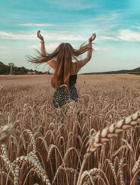 White Wallpaper For Iphone, Portrait Photography Tips, Women's Shooting, Beautiful Photoshoot Ideas, Fields Photography, Ideas For Instagram Photos, White Wallpaper, Photography Inspo, Senior Pictures