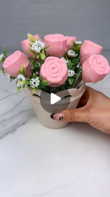 Maria Gomez on Instagram: "Make Mom these sweet chocolate covered strawberry rose pots using fresh strawberries and all @michaelsstores products. To make them you will need:  Sweet Tooth Fairy meltables in light pink  Celebrate It Silicone Melting Pots  Celebrate It Rose Mold 6” Lollipop Sticks by Celebrate It Ashland ceramic pot Floracraft DryFom Disk Green  Foliage/leaf stems for filler   #makeitwithmichaels #michaels #chocolatecoveredstrawberries #dippedberries #dippedtreats #mothersday #chocolate #fresasconchocolate #fresasdecoradas #strawberries #mothersdaygifts #mothersdaycookies #mothersdaycake #mothersdayideas #treatmaker" Dipped Strawberry Ideas, Maria Gomez, Dipped Berries, Rose Mold, Rose Cake Pops, Valentine Sweets, Strawberry Rose, Rose Molds, Chocolate Ideas