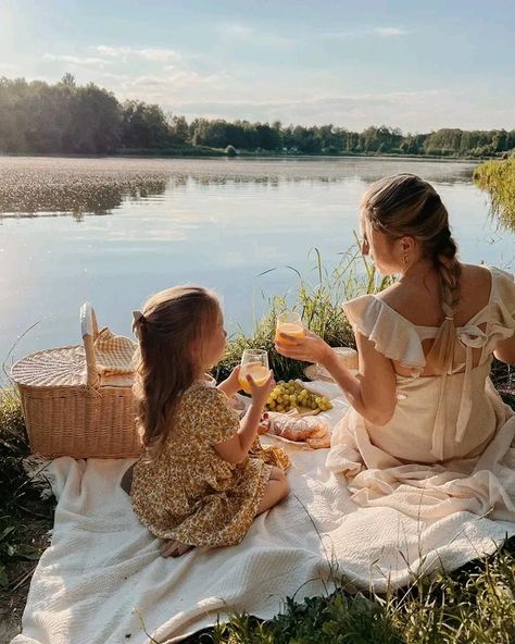 Mother And Daughter Aesthetic, Mom Daughter Photography, Daughter Aesthetic, Picnic Photo Shoot, Mommy And Me Photo Shoot, Toddler Photoshoot, Flower Photoshoot, Dream Photography, Family Inspiration