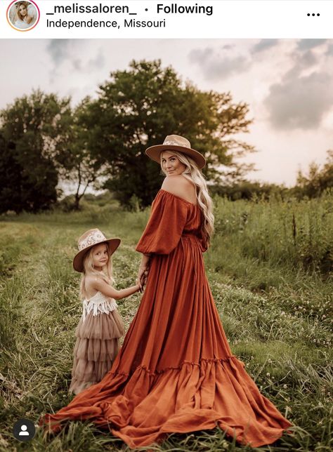 Western Shoot, Boho Shoot, Mom Photography, Garden Shoot, Daughter Pictures, Daughter Photo Ideas, Motherhood Photos, Mommy Daughter Photos, Mother Daughter Pictures