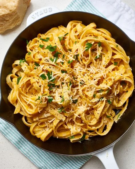 Butternut Squash Alfredo, Recipe Butternut Squash, Squash Alfredo, Alfredo Recipes, Fettucini Alfredo, Keto Pasta, Healthy Pasta Dishes, Fettuccine Alfredo Recipes, Alfredo Sauce Recipe