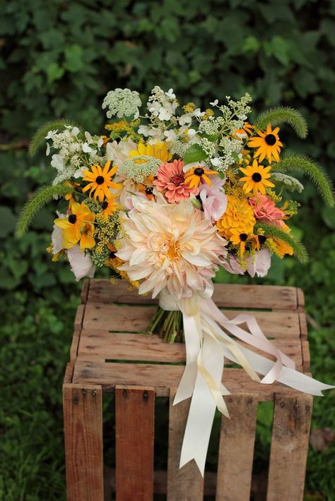 Lace Bouquet, Wildflower Bouquet, Bouquet Arrangements, Black Eyed Susan, Black Eyed, Bouquet Of Flowers, Arte Floral, Bride Bouquets, Flower Farm