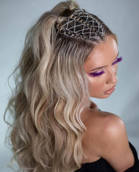 28 Stunning Half Up Wedding Hair Ideas For Your Special Day - Glamour Corner Galactic Hairstyles, Futuristic Hairstyles, Futuristic Hair, Half Up Wedding Hair, Easy Hairstyles For School, Simple Wedding Hairstyles, Beauty Hair Makeup, Festival Hair, Short Hair Styles Easy