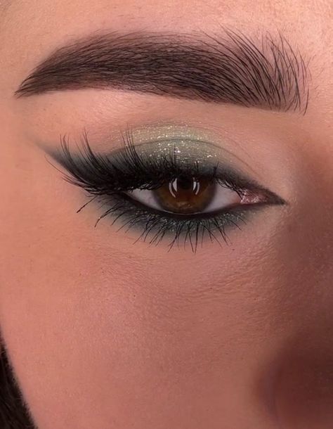 Formal Makeup With Green Dress, Green Under Eyeliner, Emerald Green Homecoming Makeup, Dark Green Eye Makeup Looks, Eye Makeup With Green Outfit, Makeup Ideas For Emerald Green Dress, Eyeshadow With Green Dress, Prom Makeup For Emerald Green Dress, Makeup Ideas For A Green Dress