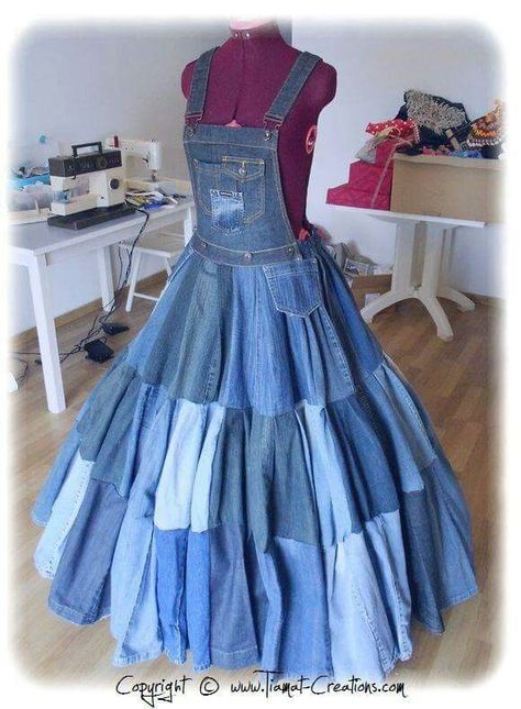 Vestiti In Jeans, Jeans Tutorial, Blue Jeans Crafts, Denim Ideas, Recycle Jeans, Upcycle Jeans, Denim Crafts, Denim Diy, Recycled Fashion