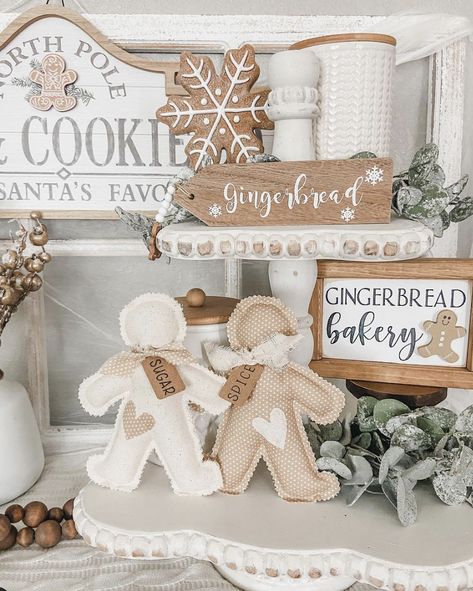 Gingerbread Theme Mantle, White Christmas Tree Gingerbread Theme, Ray Dunn Christmas, Gingerbread Christmas Tree Decorations Decorating Ideas, Gingerbread Neutral Christmas Decor, Christmas Decor Crafts Diy, White Gingerbread Christmas Tree, Boho Christmas Kitchen Decor, Rustic Gingerbread Decor