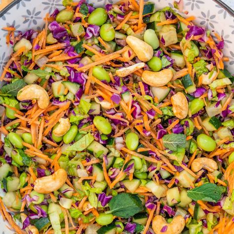 Chopped Asian Salad Spicy Crab Roll, Miso Salad Dressing, Asian Chopped Salad, Asian Salad Recipe, Snacks Easy, Miso Dressing, Vegetarian Cabbage, Asian Salad, Romaine Lettuce Salad