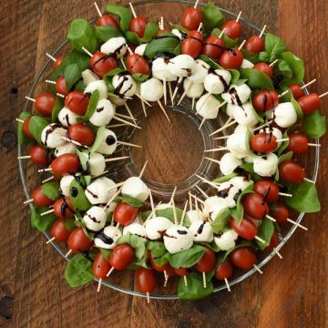 Caprese Wreath Holiday Appetizer | NoBiggie Caprese Wreath, Holiday Cooking Thanksgiving, Appetizers For Party Easy, Holiday Appetizers Christmas Parties, Wreath Appetizer, Christmas Food Ideas For Dinner, Food Ideas For Dinner, Holiday Cooking Christmas, Easy Finger Foods