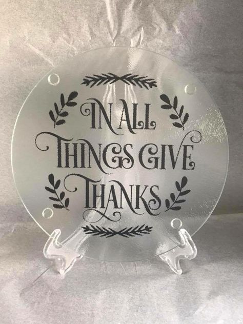 Etched Pie Plate Ideas, Glass Trivet Vinyl, Etching Glassware Diy, Charger Plates Diy, Charger Plate Crafts, Vinyl On Glass, Acrylic Kitchen, Cricket Projects, Plate Ideas