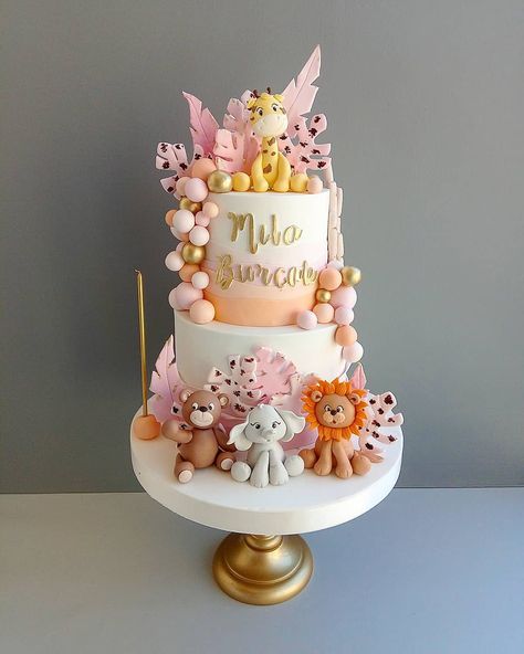 Kezban Çetiner’s Instagram profile post: “#butikpasta #butikpastaankara #biryaspastasi #dogumgunupastasi #safaripasta #safaricake” Two Wild Cakes, Baby Candy Bar, Jungle Birthday Cakes, Safari Theme Birthday Party, Jungle Theme Cakes, Daisy Theme, Pink Safari, Happy Anniversary Cakes, Flower Birthday Party