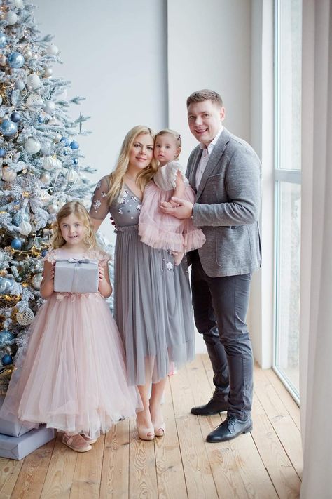 Christmas Family Photoshoot, Family Photo Shoot, Christmas Family, Family Photoshoot, Cozy Christmas, Pink Christmas, Family Photo, Family Christmas, Christmas Outfit