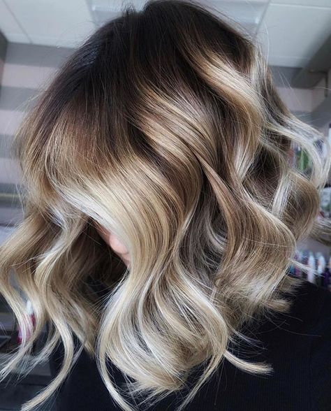 Whether you’ve been considering a new hairstyle for a while, or are just looking to update your look, there are plenty of hairstyles for fair skin tha... Pelo Bob Ondulado, Bayalage Brunette, Babylights Hair, Blonde Hair With Roots, Warm Balayage, Blonde With Dark Roots, Brunette Balayage, Dark Roots Blonde Hair, Balayage Hair Blonde