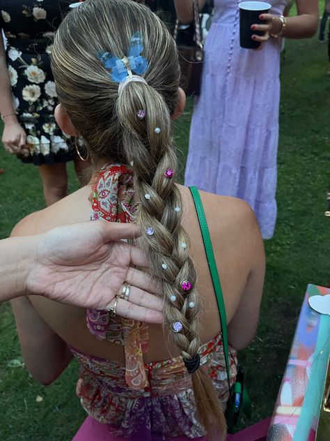 Gem In Hair Hairstyle, Festival Hair Gems, Hair Inspo For Taylor Swift Concert, Festival Makeup Aesthetic, Jewels On Hair, Braid With Gems, Blinger Hair Gems, Hair Gems Hairstyles Prom, Prom Hair Gems