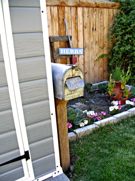 Small Garden Tractor, Garden Tool Box, Old Mailbox, Small Garden Tools, Mailbox Garden, Diy Mailbox, Small City Garden, Tractor Idea, Garden Tool Storage