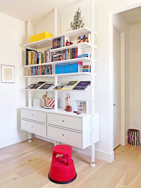 Forget Shoes—This Stylist Has an Entirely Different Use for IKEA’s Closet Shelving Ikea Elvarli Bookshelf, Elvarli Ikea Ideas, Ikea Design Ideas, Elvarli Ikea, Tidy Wardrobe, Shelfie Decor, Ikea Elvarli, Ikea Shelving, Ikea Algot