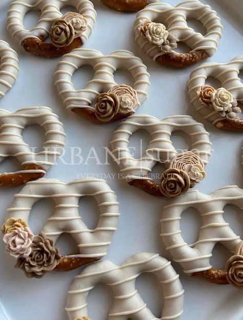 Boho Theme Desserts, Boho Chocolate Covered Pretzels, Western Cakesicles, Boho Pretzel Rods, Fancy Chocolate Covered Pretzels, Baby Shower Treats Ideas, Boho Chocolate Covered Strawberries, Boho Treats Ideas, Treat Maker Ideas