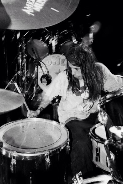 Young Dave Grohl on his drum set. Nirvana Chad Channing, Foo Fighters Dave Grohl, Foo Fighters Nirvana, Krist Novoselić, Nirvana Kurt, The Drums, Grunge Band, James Hetfield, Dave Grohl