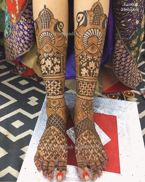 Unique Bridal Henna, Mehendi Unique, Kanha Mehendi, Foot Henna Designs, Mehendi Poses, Mahadi Design, Bridal Mendhi, Leg Mehendi Design, Feet Henna