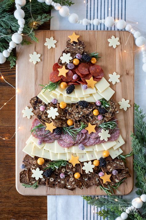 Christmas Cheese Board, Christmas Snacks Easy, Christmas Cheese Boards, Best Christmas Appetizers, Holiday Cheese Boards, Delicious Dips Recipes, Christmas Cheese, Festive Appetizers, Inspired By Charm