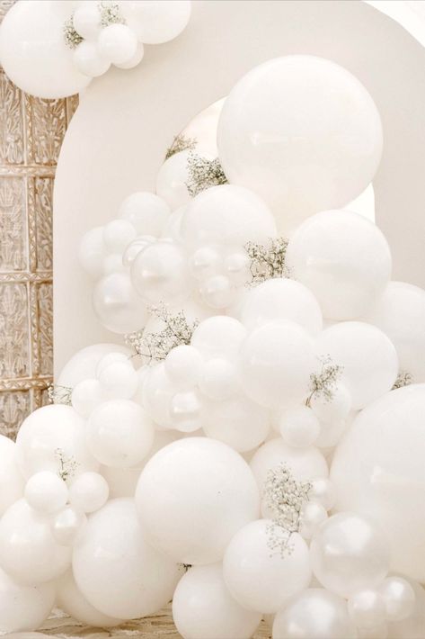 All White Balloon Decor, Pearl Themed Wedding Backdrop, Pearl White Balloon Garland, White And Clear Balloon Arch, Bridal Shower Cloud Theme, White Pearl Wedding Decor, Bridal Shower All White, Minimal Bridal Shower Decor, Pearl Themed Bridal Shower