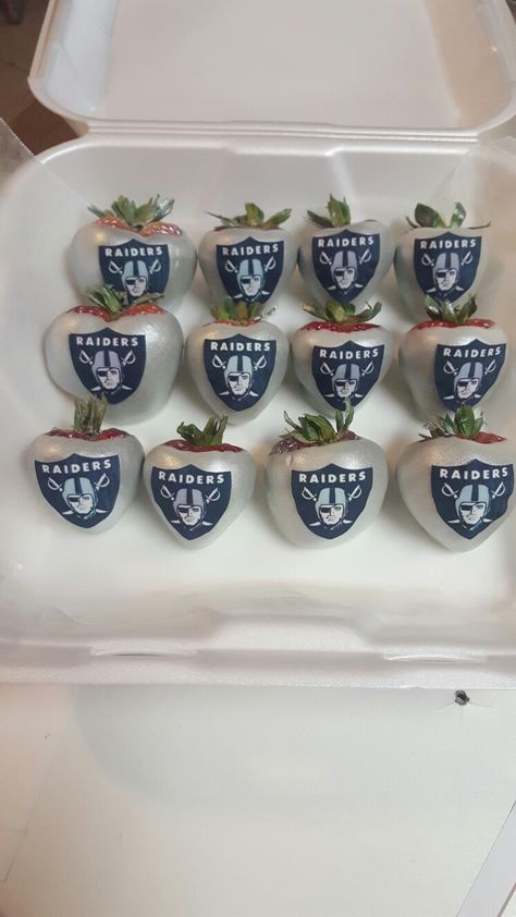 Raiders Chocolate Covered Strawberries Football Strawberries, Raiders Party, Choc Covered Strawberries, Football Food Ideas, Nfl Party, Covered Strawberries Bouquet, Chocolate Covered Desserts, Strawberries Bouquet, 17th Birthday Party